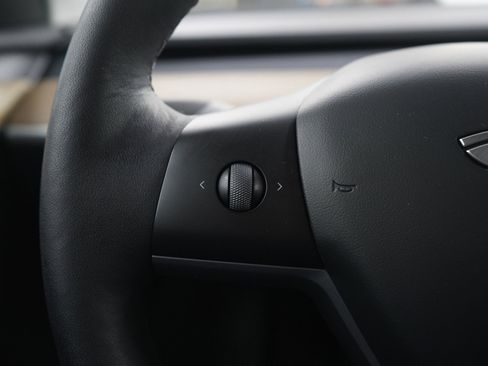Used 2023 Tesla Model Y Long Range AWD/4WD image 27