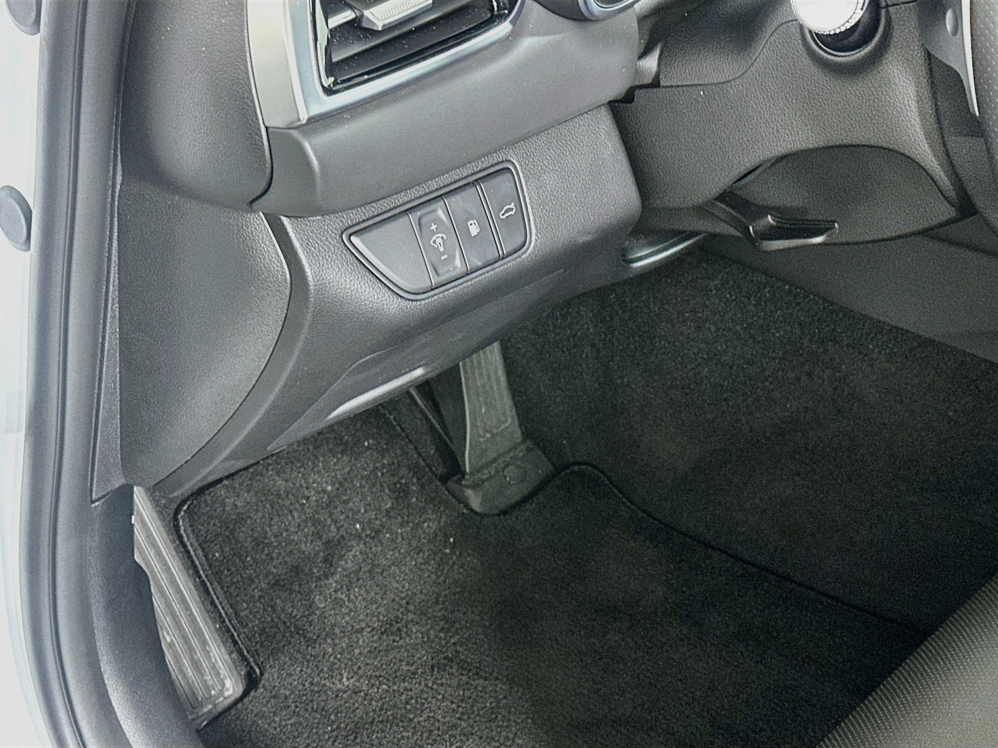 Used 2026 Genesis G70 2.5T RWD image 17
