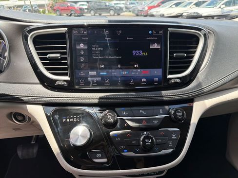 Used 2024 Chrysler Pacifica Limited FWD image 33