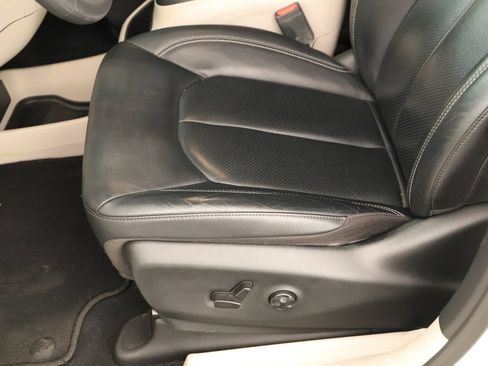 Used 2022 Chrysler Pacifica Touring-L w/ Uconnect Theater Family Group AWD/4WD image 24