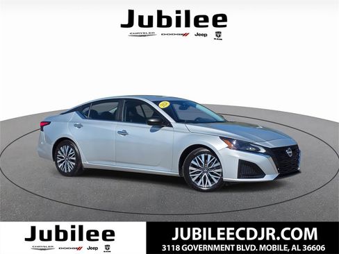 Used 2024 Nissan Altima 2.5 SV image 1