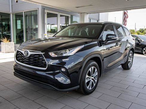 Used 2024 Toyota Highlander XLE FWD image 10