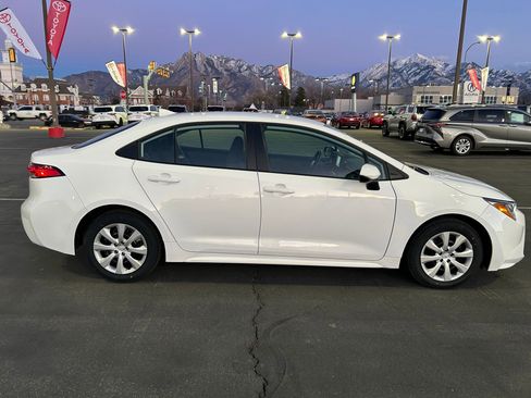 Used 2025 Toyota Corolla LE image 6