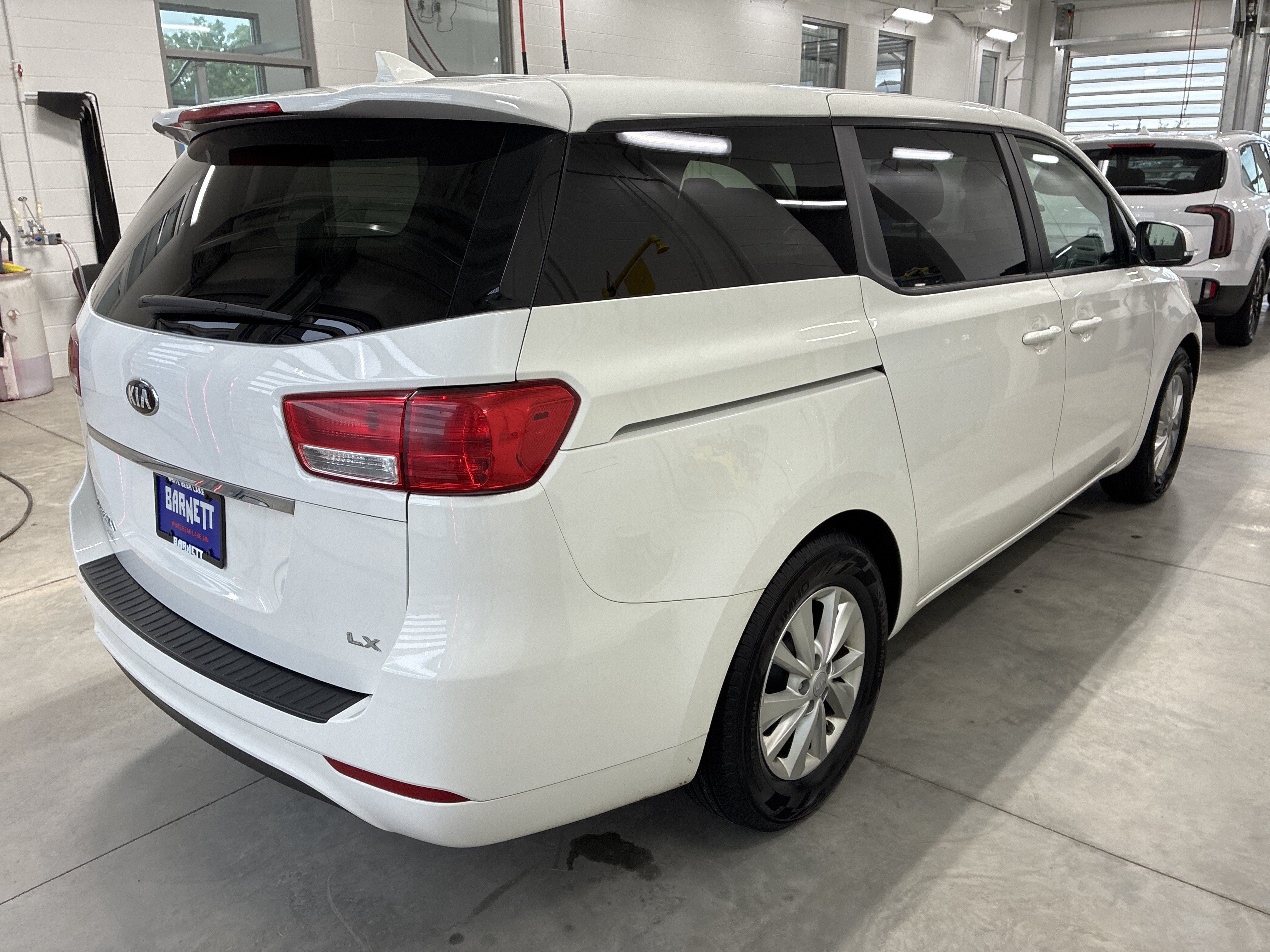 Used 2018 Kia Sedona LX FWD image 3