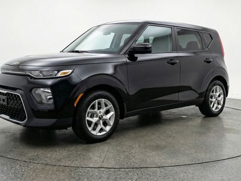 Used 2025 Kia Soul LX w/ LX Technology Package FWD image 3