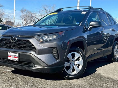 Used 2021 Toyota RAV4 LE image 1