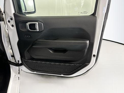 Used 2025 Jeep Wrangler Unlimited Sahara AWD/4WD image 30