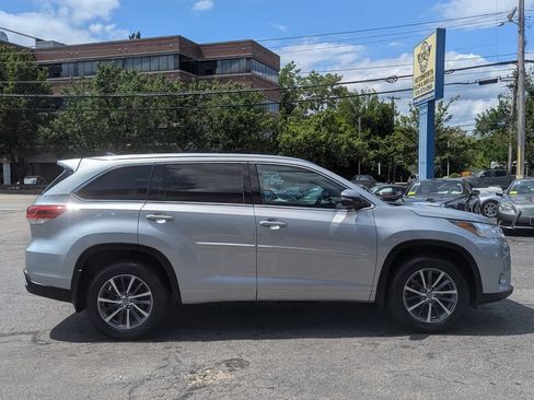 Used 2018 Toyota Highlander XLE AWD/4WD image 6