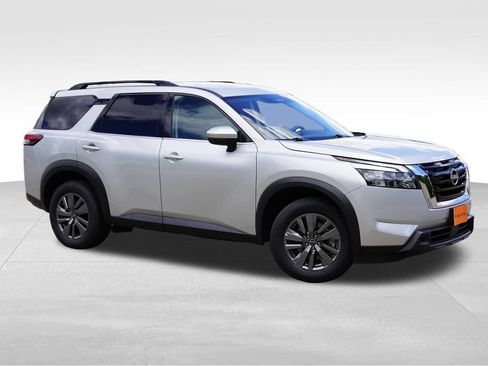 Used 2025 Nissan Pathfinder SV FWD image 2