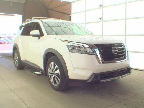 Used 2024 Nissan Pathfinder SL AWD/4WD image 3