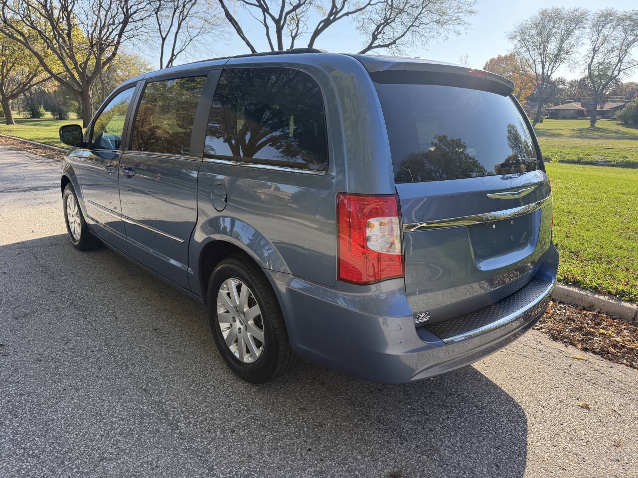 Used 2012 Chrysler Town & Country Touring w/ Entertainment Group #1 FWD image 3