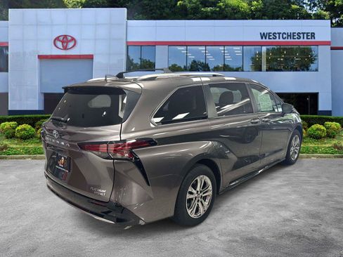 Used 2023 Toyota Sienna Platinum AWD/4WD image 7