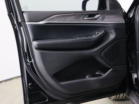 Used 2023 Jeep Grand Cherokee Limited w/ Black Appearance Package image 19