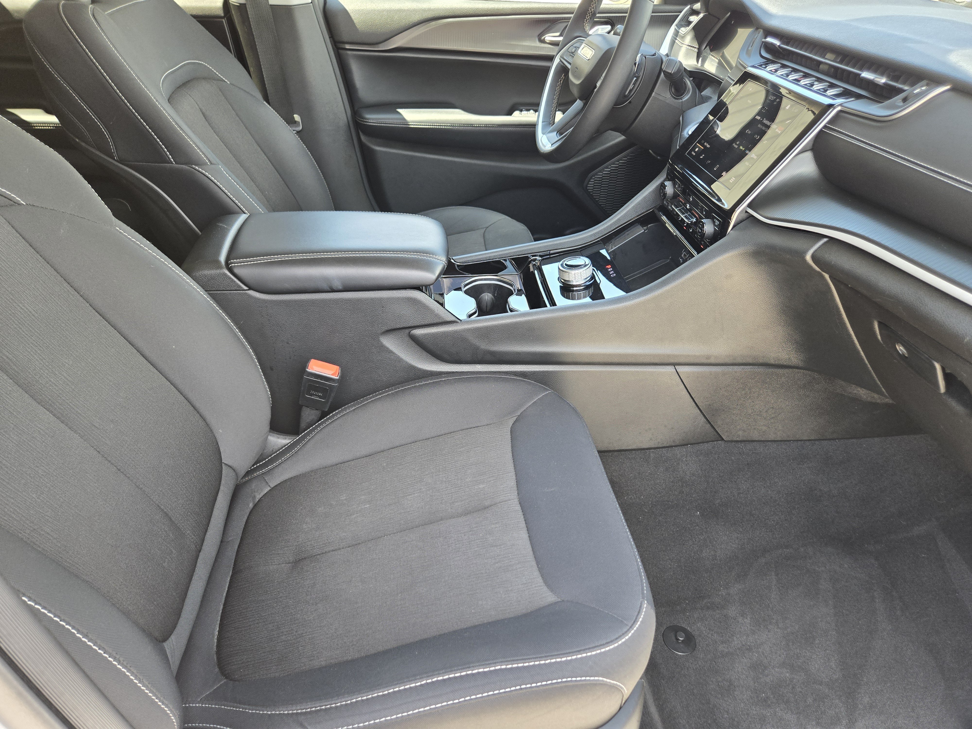 Used 2023 Jeep Grand Cherokee Laredo w/ Luxury Tech Group I AWD/4WD image 15