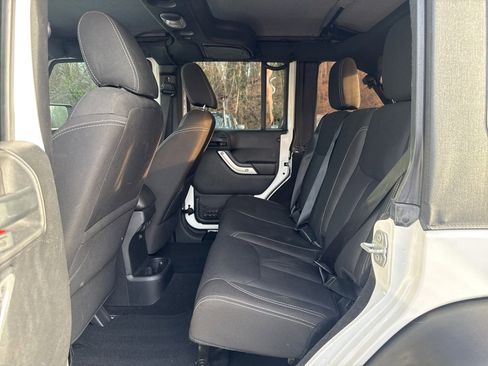 Used 2016 Jeep Wrangler Unlimited Rubicon w/ Connectivity Group image 12
