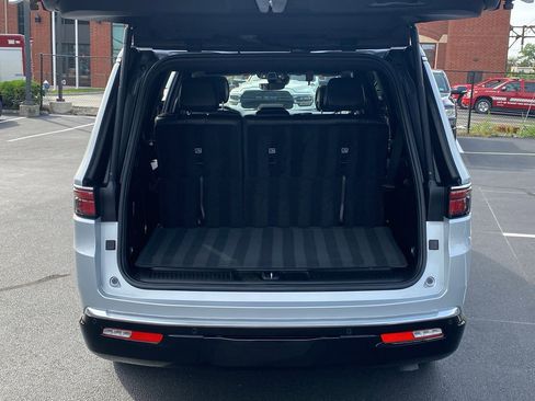 Used 2025 Jeep Wagoneer 4WD w/ Premium Group I image 27