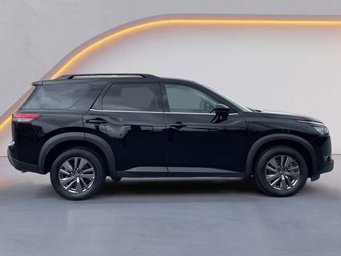 Used 2025 Nissan Pathfinder SV image 8