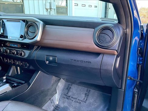 Used 2016 Toyota Tacoma Limited image 17