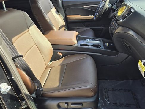 Certified 2025 Honda Passport EX-L image 18