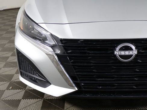 Used 2025 Nissan Altima 2.5 SV FWD image 9