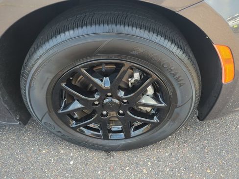 Used 2023 Chrysler Pacifica Touring-L FWD image 11