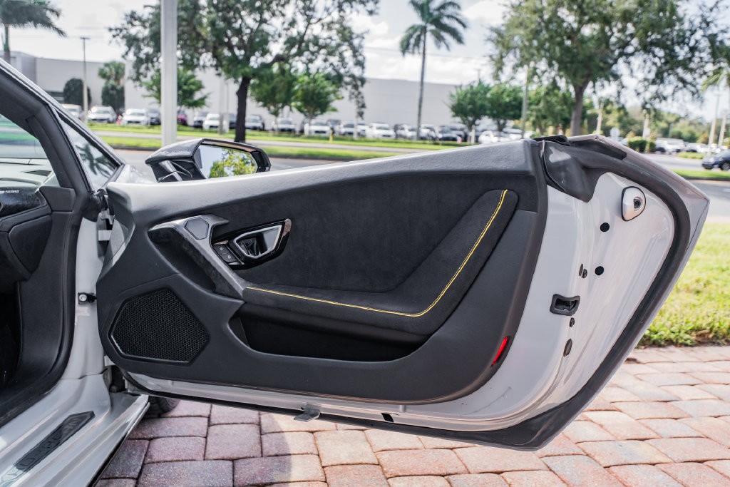 Used 2020 Lamborghini Huracan EVO RWD image 28