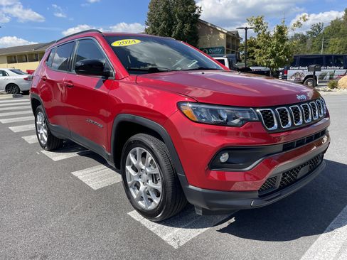 Used 2024 Jeep Compass Latitude image 3