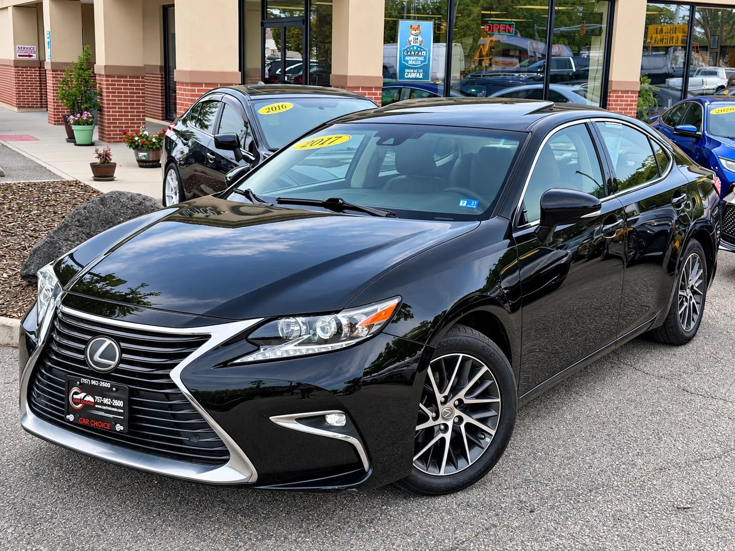 Used 2017 Lexus ES 350 w/ Luxury Package FWD image 2