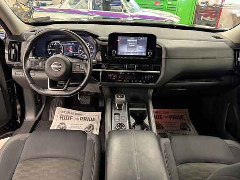 Used 2024 Nissan Pathfinder SV image 4