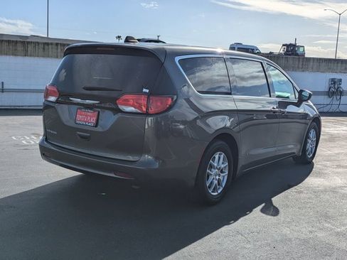 Used 2023 Chrysler Voyager LX image 9