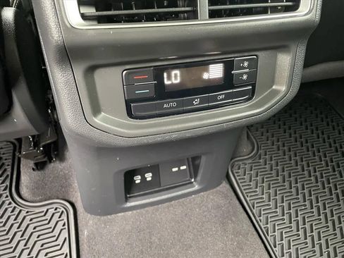 Used 2024 Volkswagen Atlas SE FWD image 10