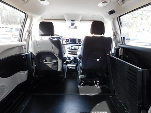 Used 2022 Chrysler Voyager LX image 23