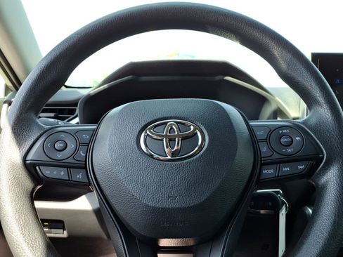 Used 2025 Toyota RAV4 LE AWD/4WD image 25