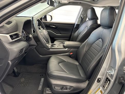 Used 2023 Toyota Highlander XLE AWD/4WD image 15