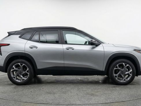 Used 2025 Chevrolet Trax LT w/ LT Convenience Package image 8