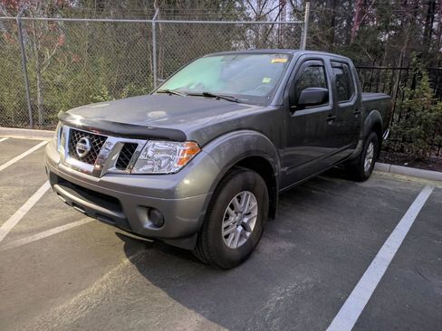 Used 2017 Nissan Frontier SV image 3
