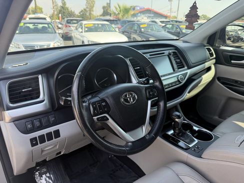 Used 2018 Toyota Highlander XLE image 17