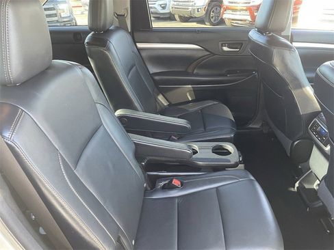 Used 2015 Toyota Highlander XLE image 14
