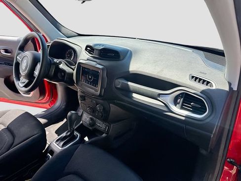 Used 2018 Jeep Renegade Latitude AWD/4WD image 29