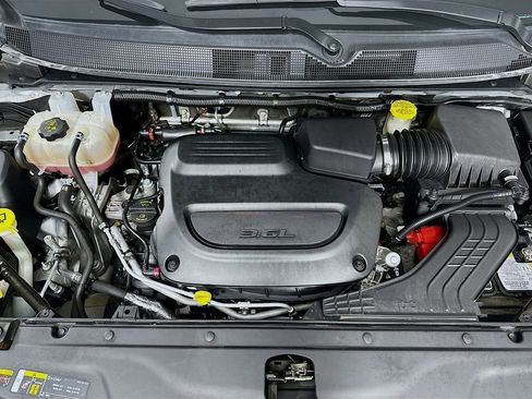 Used 2024 Chrysler Pacifica Touring-L image 31