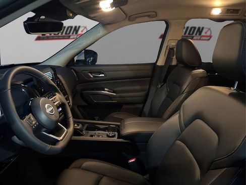 New 2025 Nissan Pathfinder SL image 9