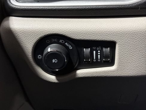 Used 2021 Chrysler Pacifica Touring-L FWD image 18