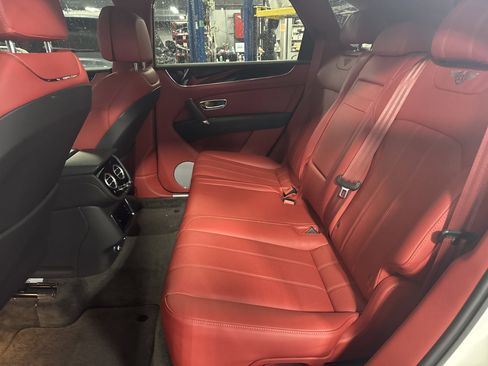 Used 2020 Bentley Bentayga image 27