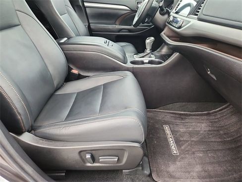 Used 2017 Toyota Highlander XLE image 27