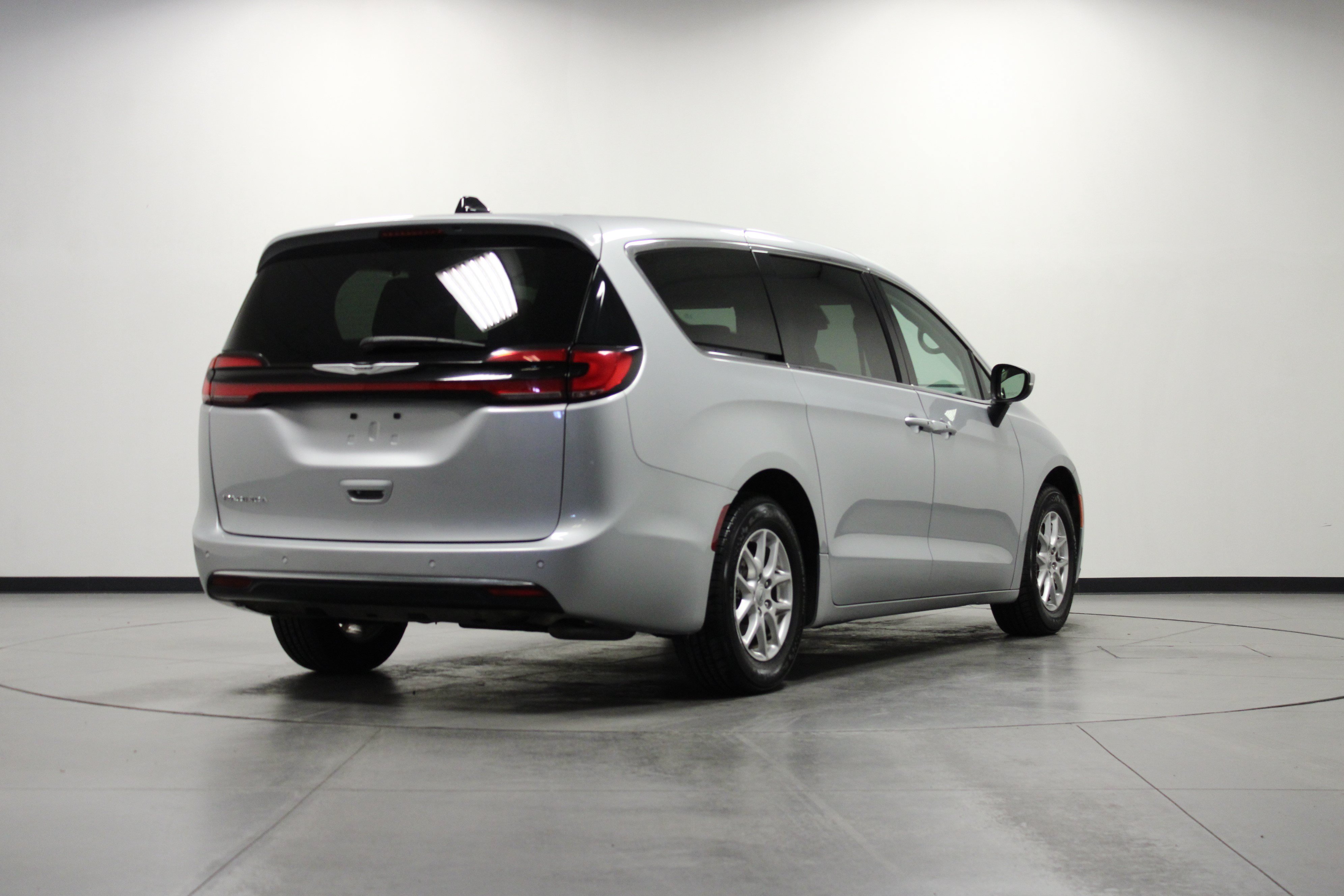 Used 2023 Chrysler Pacifica Touring-L FWD image 4