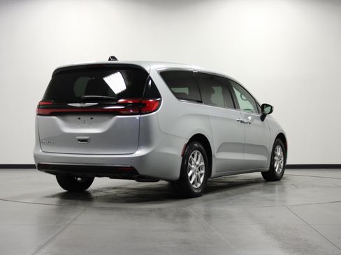 Used 2023 Chrysler Pacifica Touring-L FWD image 4