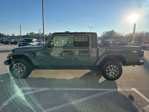 Used 2024 Jeep Gladiator Sport image 4
