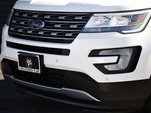 Used 2017 Ford Explorer XLT w/ Equipment Group 202A image 2