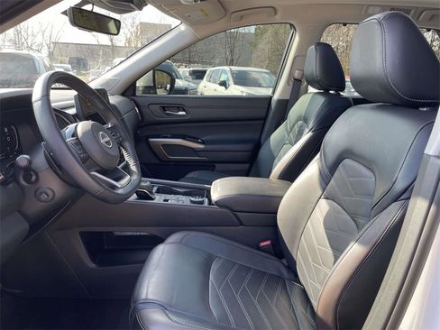 Used 2024 Nissan Pathfinder Platinum w/ Cargo Package image 14