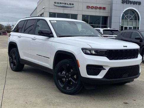 New 2025 Jeep Grand Cherokee Altitude image 33